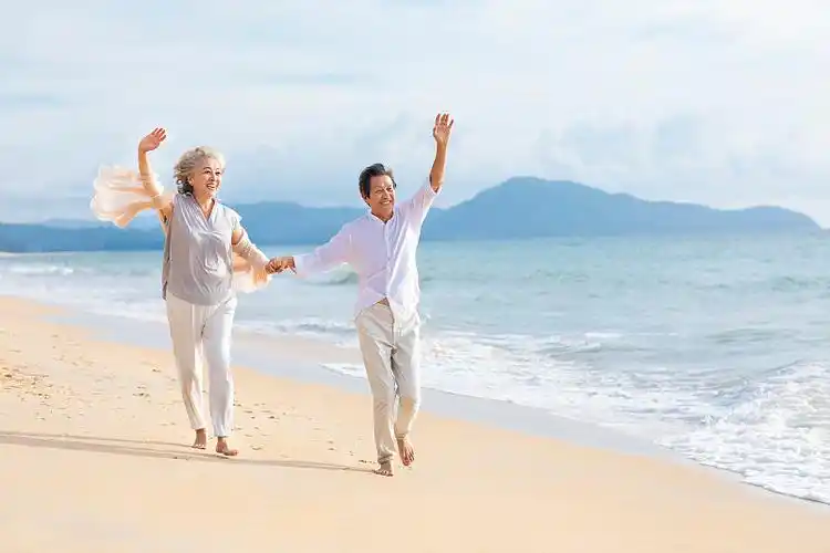 快乐的老年夫妇在沙滩图片下载