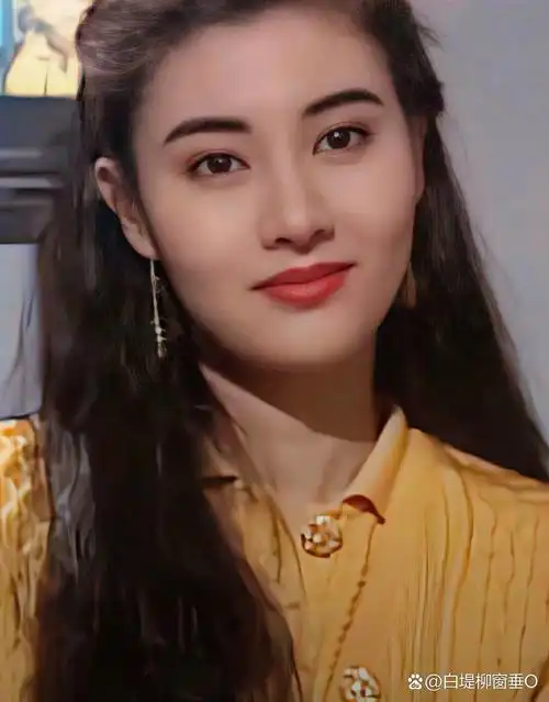 今天偶然翻到年轻时李嘉欣的的照片,被她的东方美深深吸引.