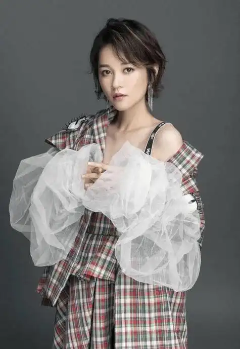 2010年,程响加入金翼龙唱片公司,成为旗下歌手并发行龙军为其创作的