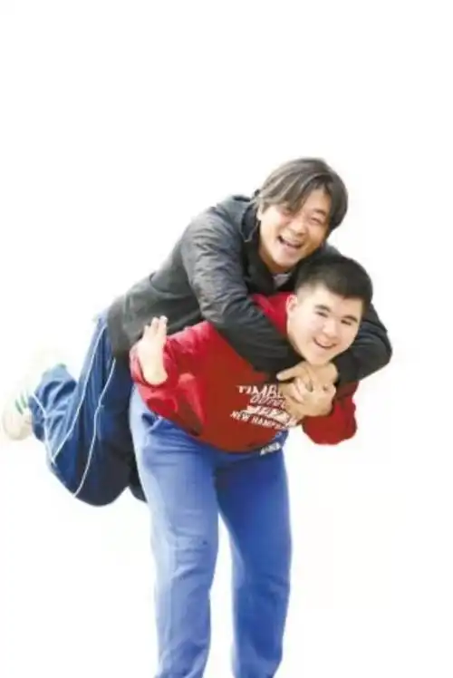 隐退10年陪你长大黑豹主唱秦勇与傻儿子大珍珠的动人父子情