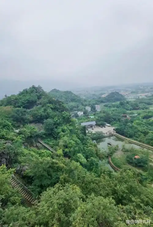偷得半日闲,驱车阳春之西崆峒岩,突见山峰陡起,草木繁茂处露一角飞檐