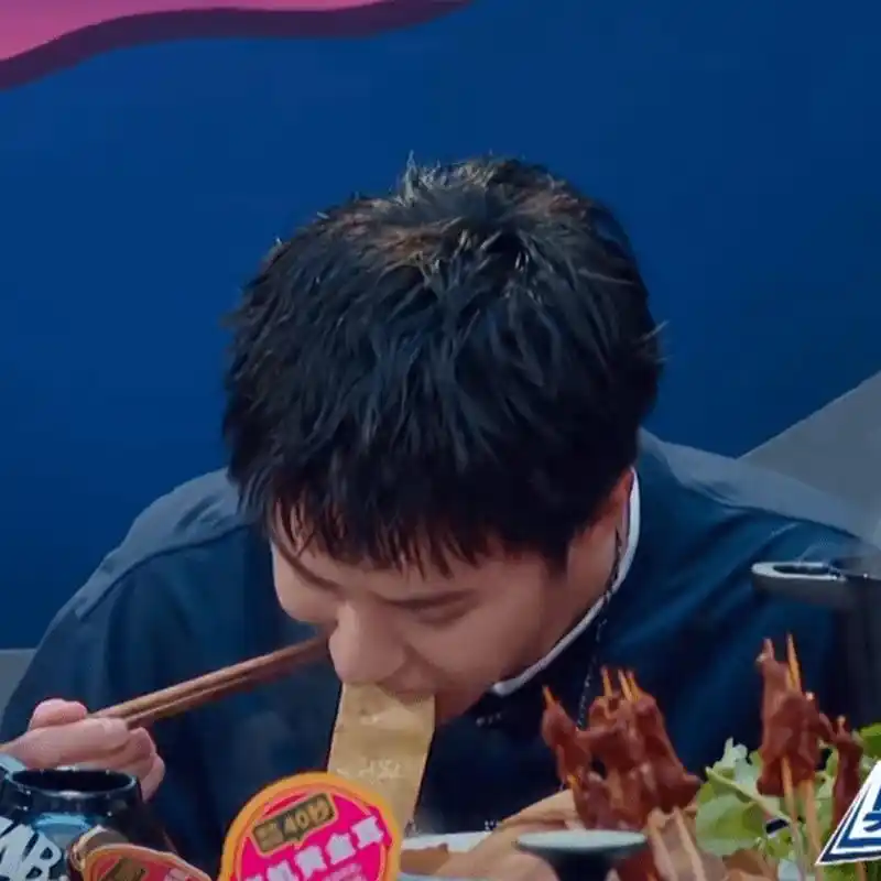 看王一博吃东西你有没有点饿?
