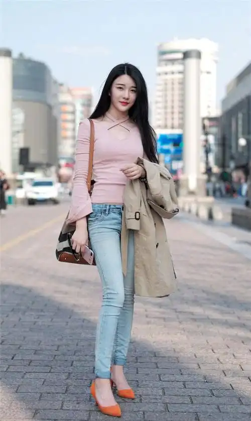 街拍:皮肤白皙的美女穿高腰热裤,秀出大长腿,散发青春的气息!