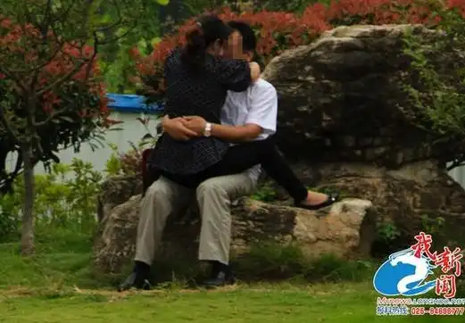 中年男女公园大尺度亲热:女子骑坐男子身上(图)