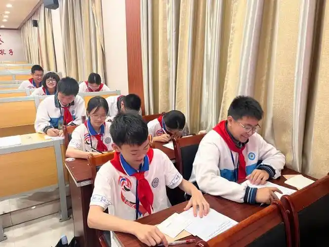 "桂水天山情依依,石榴花开向未来"--宜州区民族中学与新疆乌鲁木齐市