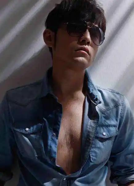 在很早之前网上有这么一个帖子,大家都在争论周杰伦有没有胸毛,双方