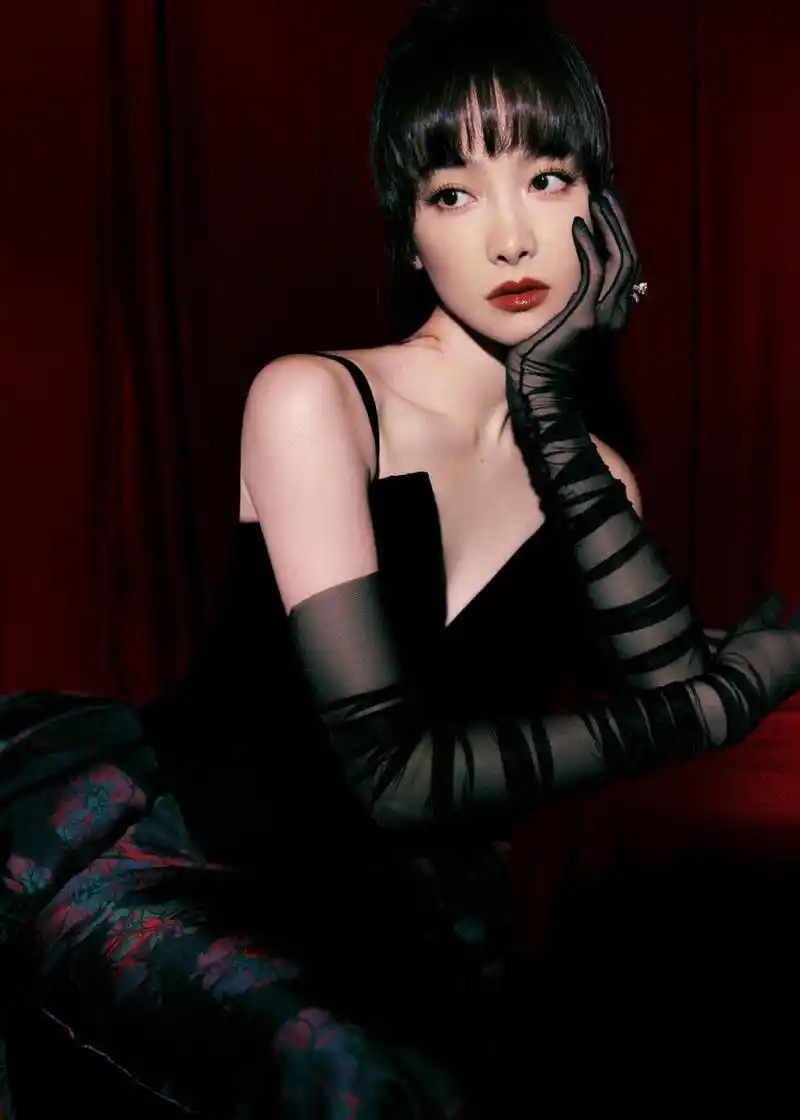 宋茜:气场强大 宋茜出席elle风尚大典红毯,一袭黑玫瑰高定纱裙,搭配