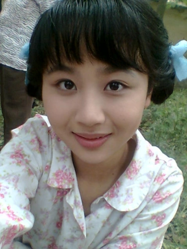 刚出道的杨紫,回校全力复习备战中考,演叛逆女生化了很浓的妆