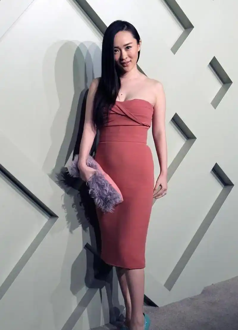 霍思燕还挺适合抹胸裙的,虽然骨架很小,但身材还挺有"肉"的