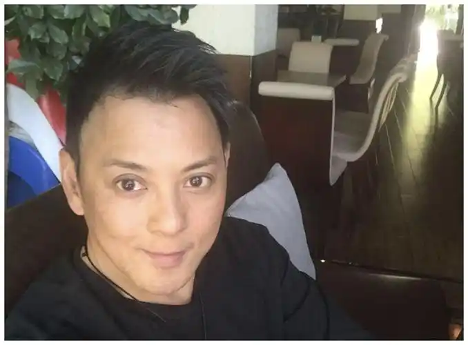 莫少聪晒自拍照皮肤松弛难掩老态曾因洪欣被骂惨