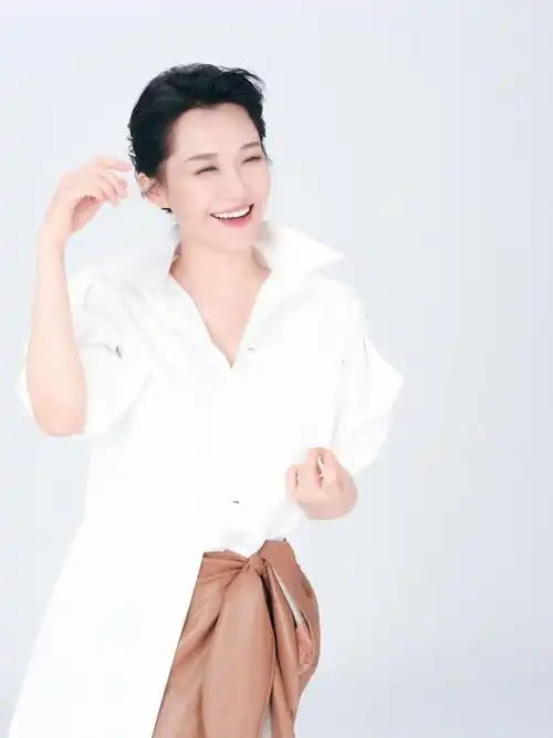 冻龄女神!许晴白衬衫大片曝光 小露香肩身材曼妙妩媚不失纯粹