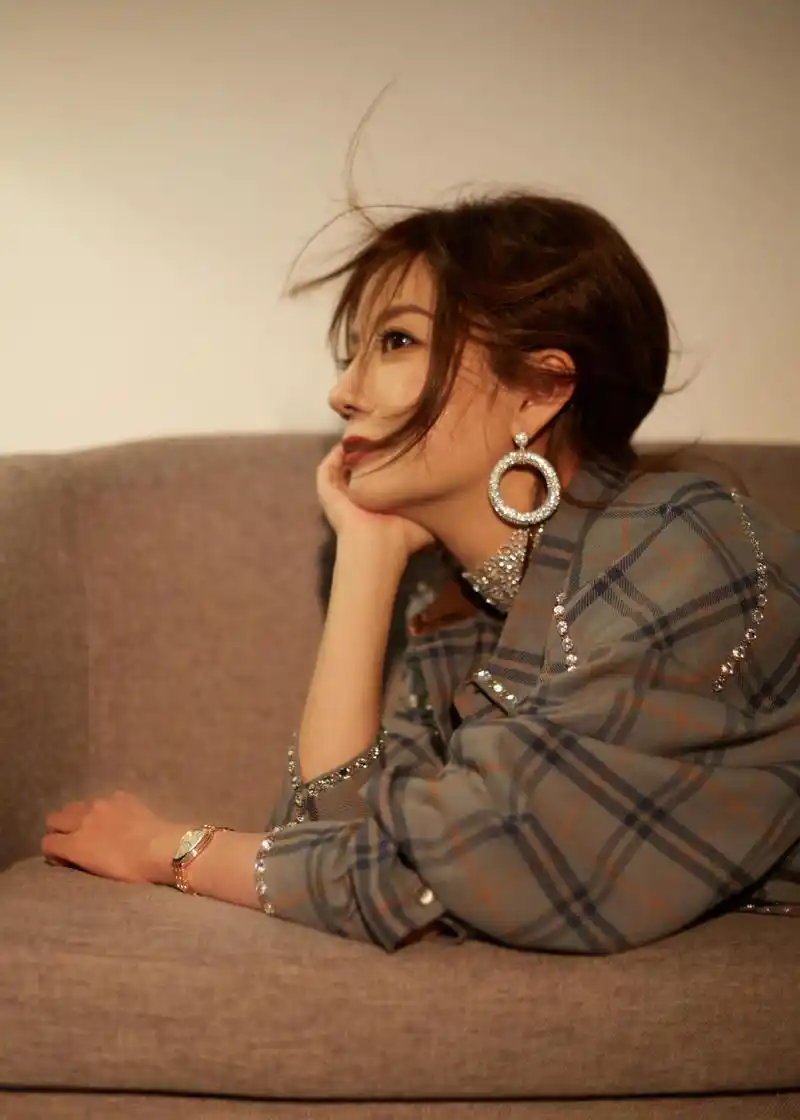 赵薇44岁依旧不显老穿金色连体裤高调高级还减龄美出新高度