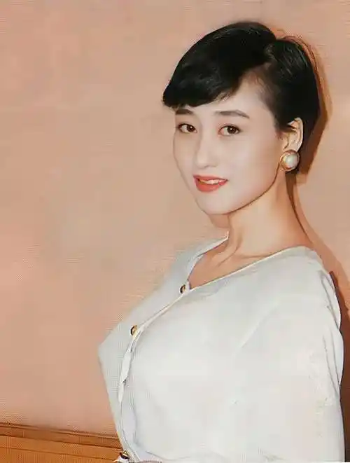 被女星控诉骚扰,排挤内地演员利智,周润发到底做了多少荒唐事3-度小视