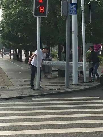 "文明十二条"大调查:"不随地吐痰"能做到吗