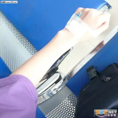 女生输液好看手背照片