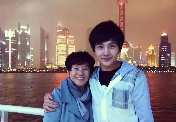 31岁杨洋:跳了10年舞,出道15年,被抛下3次,今成"顶流男神"_妈妈_军艺