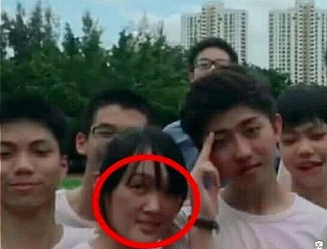 蔡徐坤"初恋女友"被公开?看到两人脸贴脸的距离,ikun酸透了