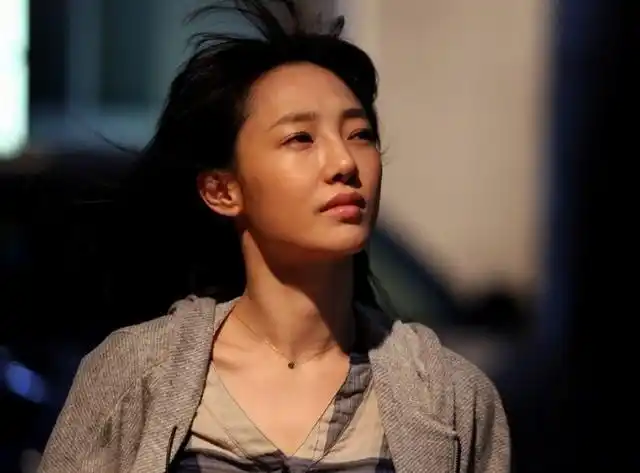 《周渔的火车》:爱情电影的时代蜕变,是女性自我成长的轨迹