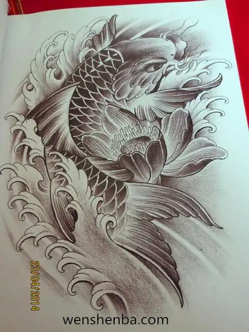 超好看的黑灰鲤鱼莲花纹身手稿