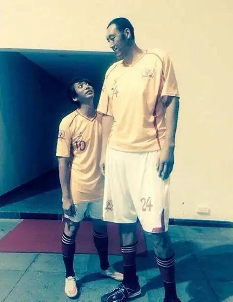 也有今天1米91苏见信合影巨人变娇小