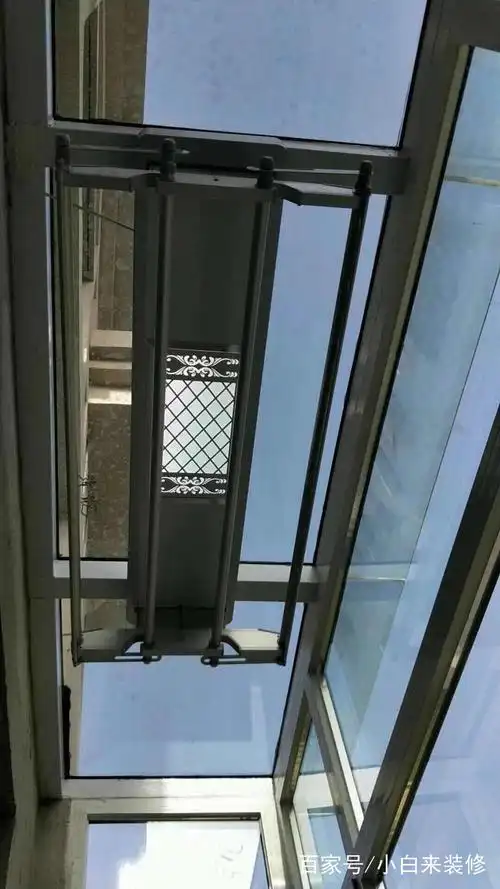 图为阳光棚装电动晾衣机实景效果.