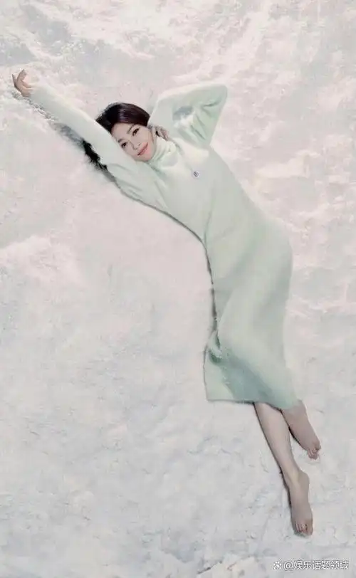 近日,秦岚在个人社交晒出一组光脚系列照片,照片中