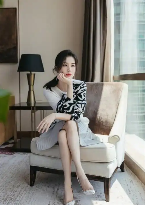 黄圣依彻底"红"了一回,穿红色大衣配手套 红唇,扎高马尾a爆了|西装|百