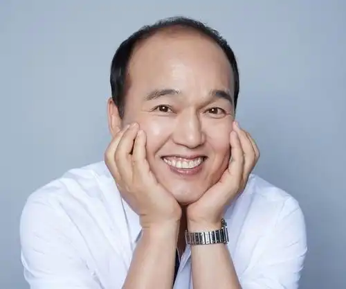 韩国老戏骨攒了二十年钱,买房被骗70亿,如今53岁依然单身