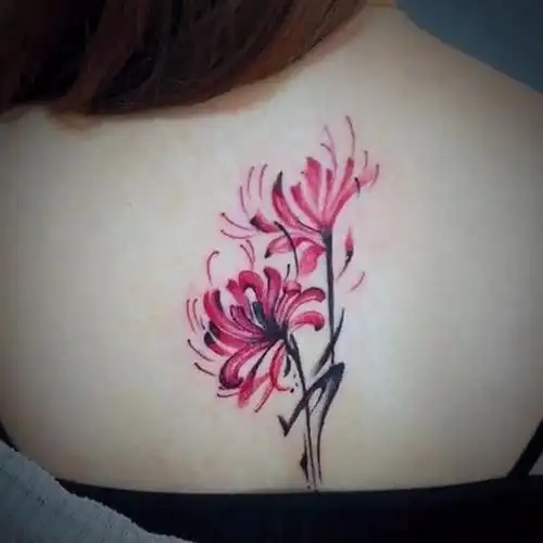 纹在后背的彼岸花纹身图案