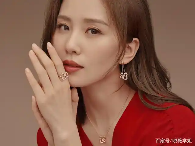 但有的幸运儿却能靠一个机缘从平凡人变成光鲜亮丽的明星红人,尽管