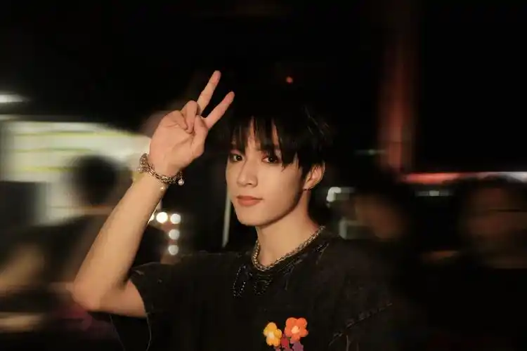 今天很帅! 期待明天帅帅的文文#刘耀文 #氛围感 #刘耀 - 抖音