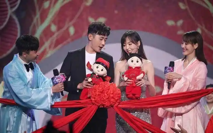 唐嫣罗晋跨年晚会连唱三曲,全程频频对视狂撒狗粮【图】