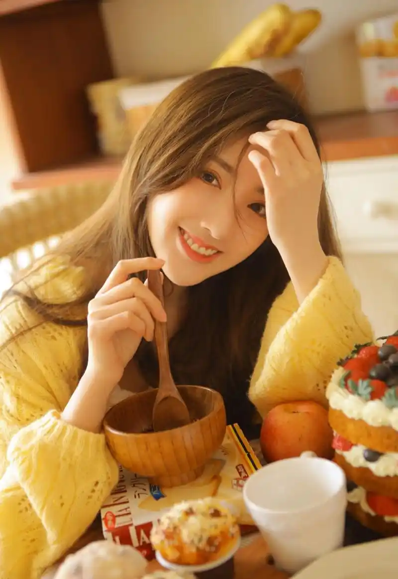 长卷发美女温柔性感迷人居家写真