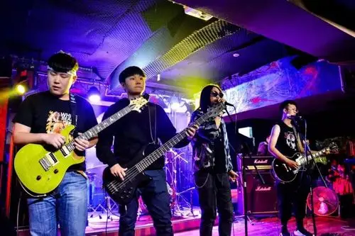 成立于2017年10月,是一支来自古都西安的新晋独立摇滚乐队,音乐风格