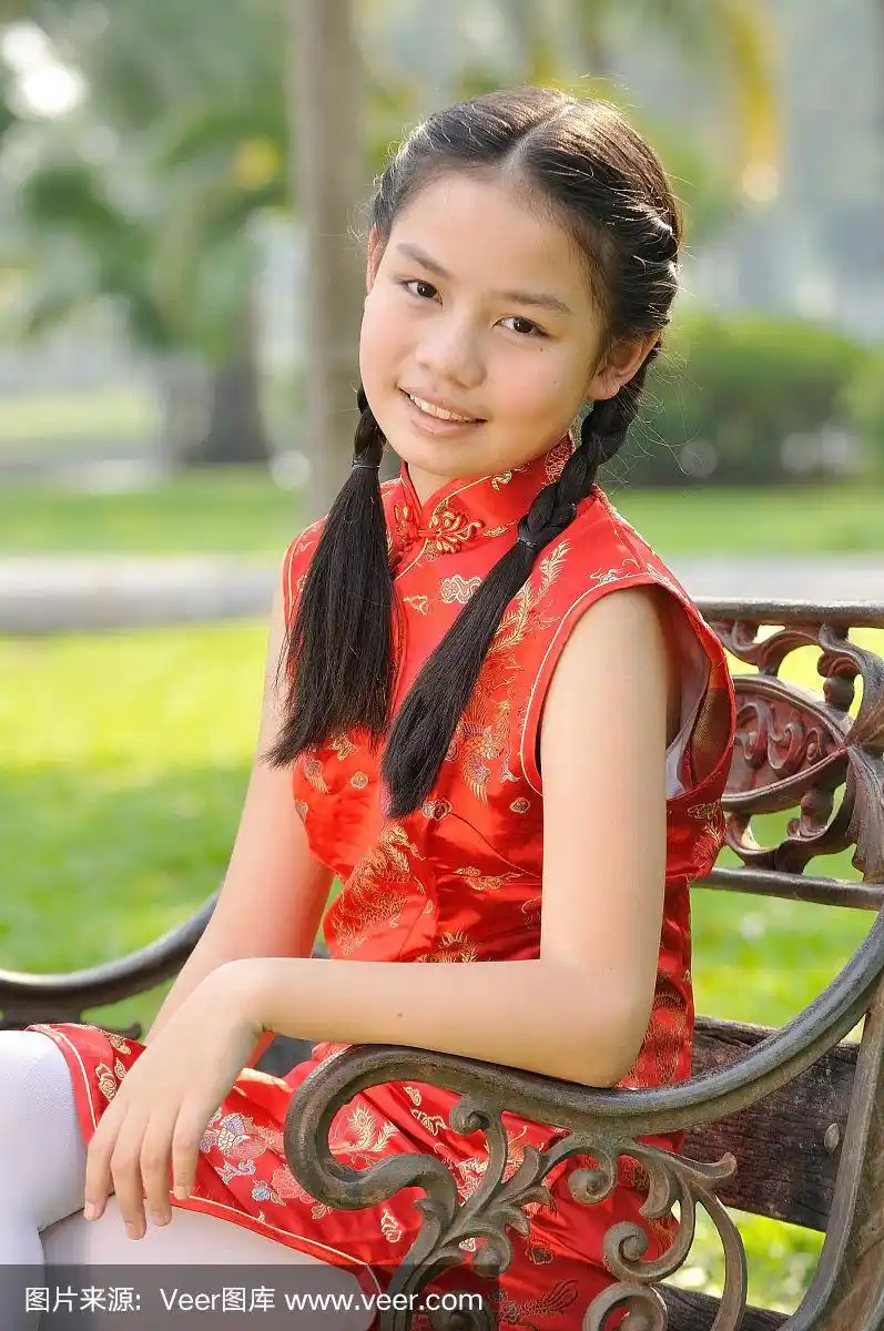 十二岁的亚洲女孩穿着红色的中国新年