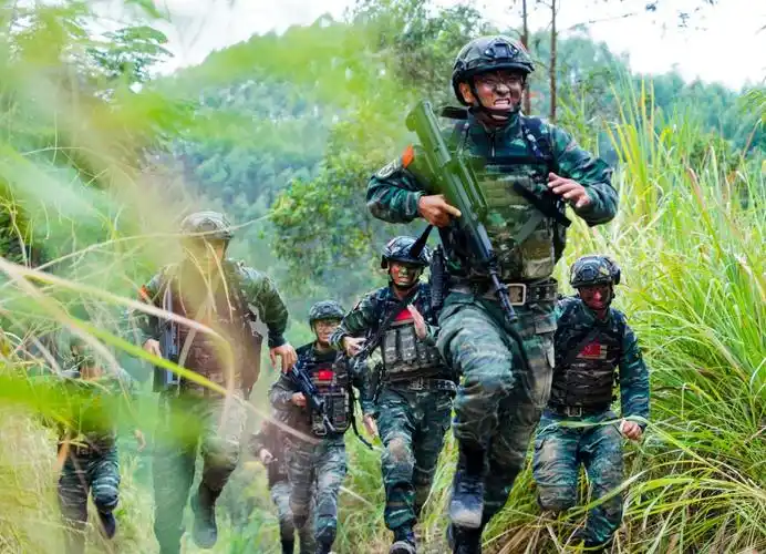广西来宾:武警特战队员野外多课目训练锤炼实战能力