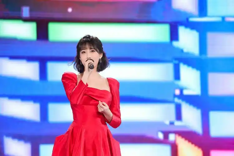 李艺彤登央视2021新年音乐会 红裙献礼大湾区