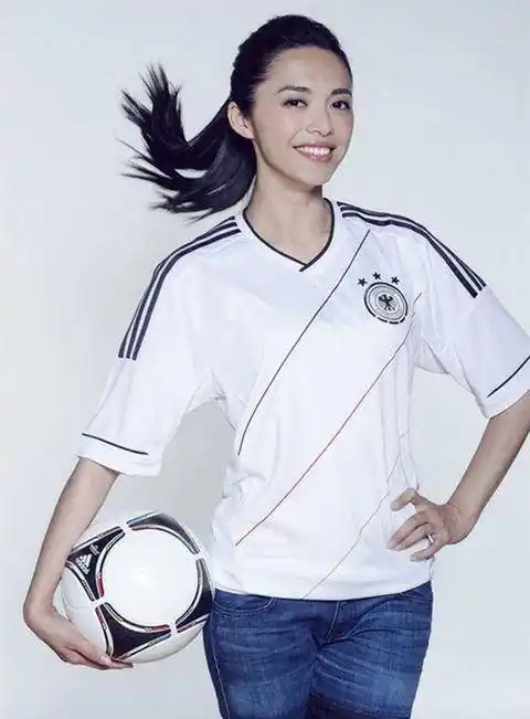 姚晨79年出生于福州,身高169cm,毕业于北京电影学院.