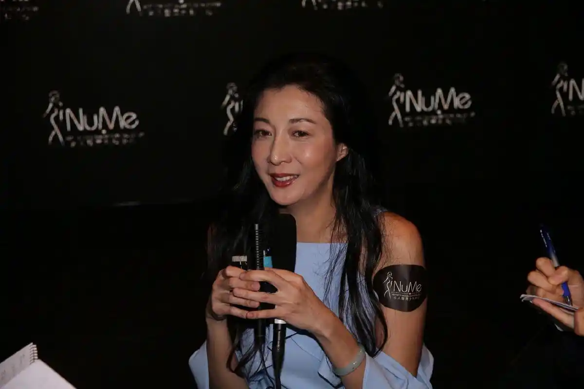 46岁吴绮莉早该这么打扮,穿小短裙超模腿吸睛,放下头发年轻10岁