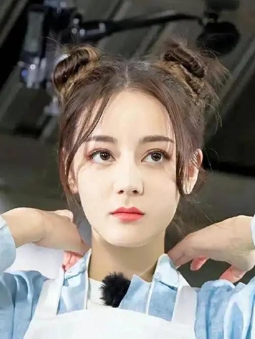 深邃的五官搭配上可爱的双丸子哪吒发型 简直太适合了 唉.酸了酸了