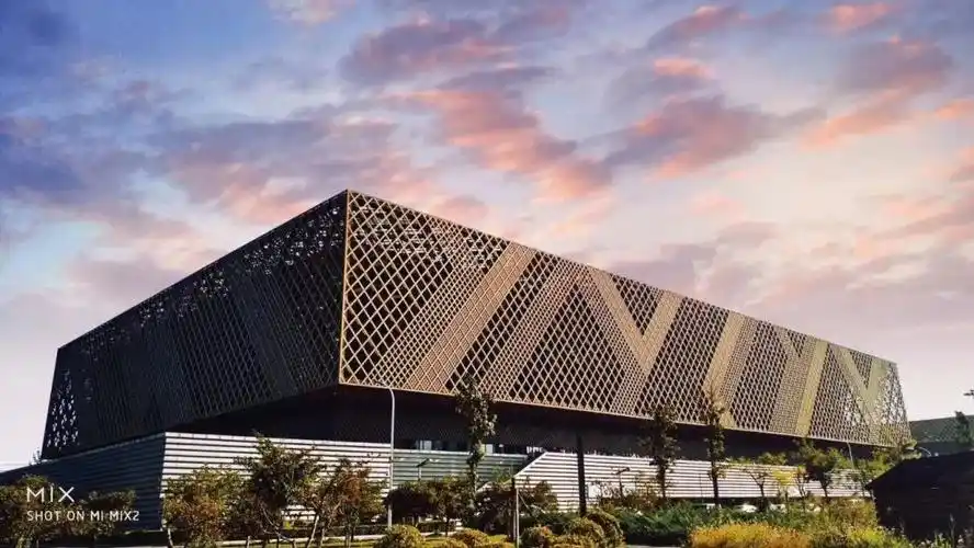 听说,学校出了天工版证件照?!_新浪新闻