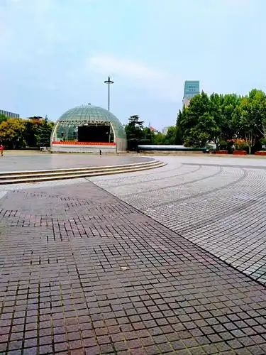 绿城广场始建于1986年,1987年5月对外开放,1997年扩建成如今的规模