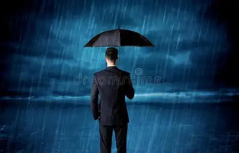 雨中撑伞的商人照片