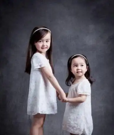 可爱的双胞胎萌娃: 姐姐蔡书雅 sophia,妹妹蔡书灵elena