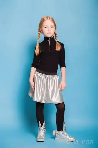 梳着辫子的小女孩