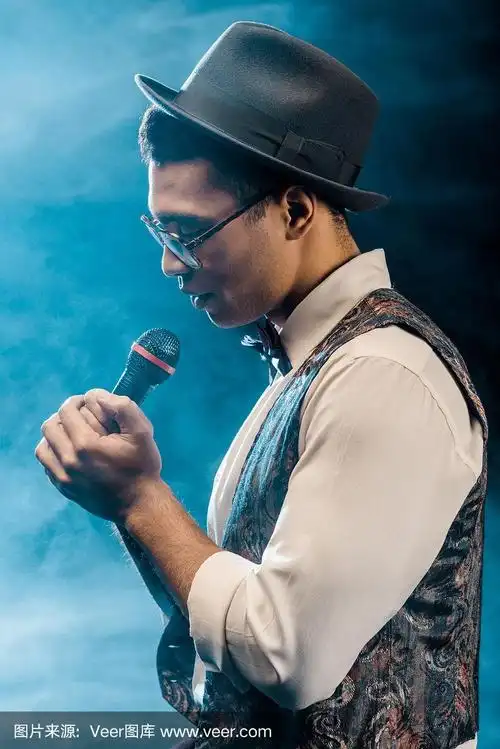 男歌手用麦克风在烟雾和戏剧性灯光的舞台上表演的侧视图