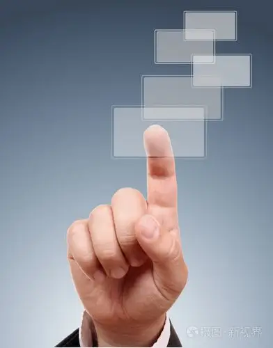 用手按压按钮之一