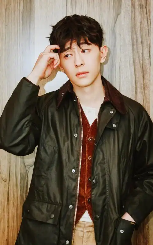 简介:邓伦帅气养眼时尚写真图片,分享一组邓伦图片给大家,图中的明星