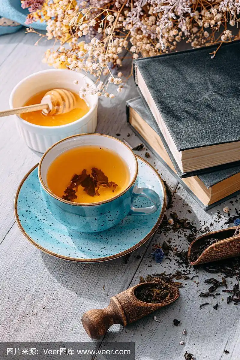 温暖的茶和一本书在阳光下