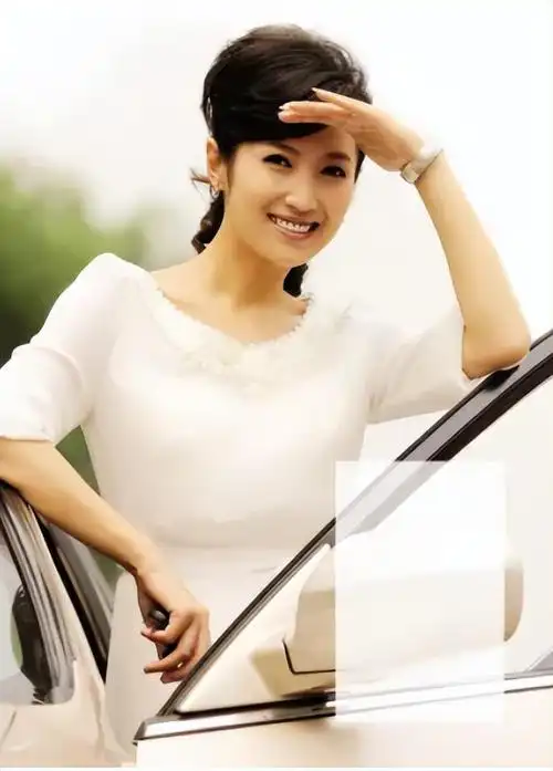 1978年春妮出生在上海的一个中产家庭.